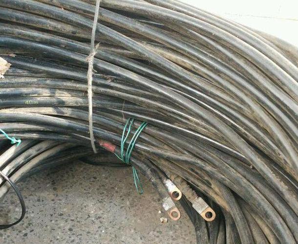 工厂低价处理700多米长50铝线电缆 2台保安器